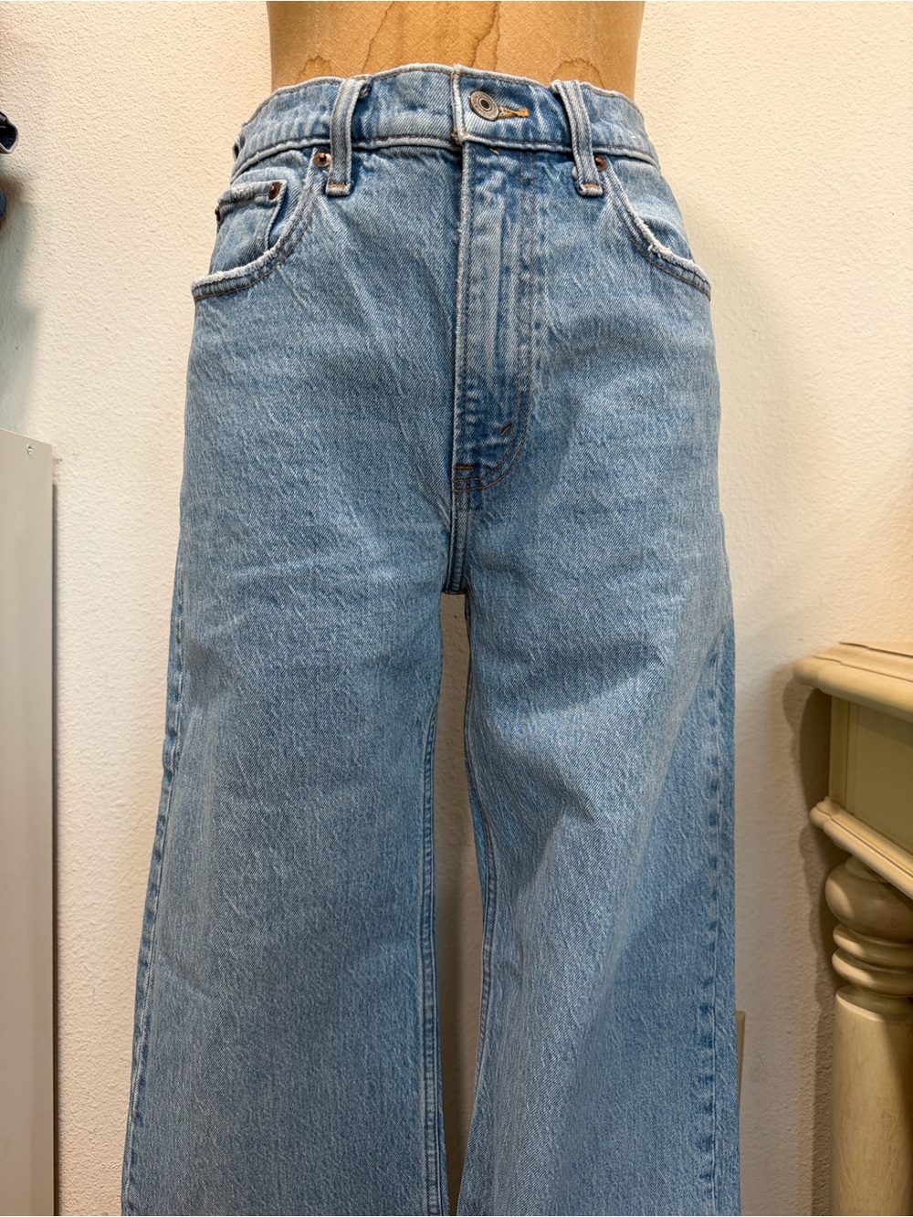 Abercrombie & Fitch High Rise 90s Relaxed Jean - Picture 3 of 6